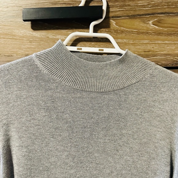Old Navy lightweight sweater top - Picture 2 of 6